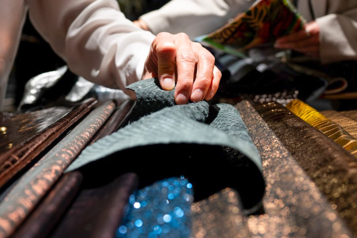 Mano che sfiora dei pellami